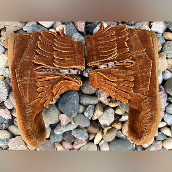 🥾KIDS’ Double Fringe Brown Suede Ankle Boot | Minnetonka Moccasin—2292 | Size 10 - Picture 3 of 17